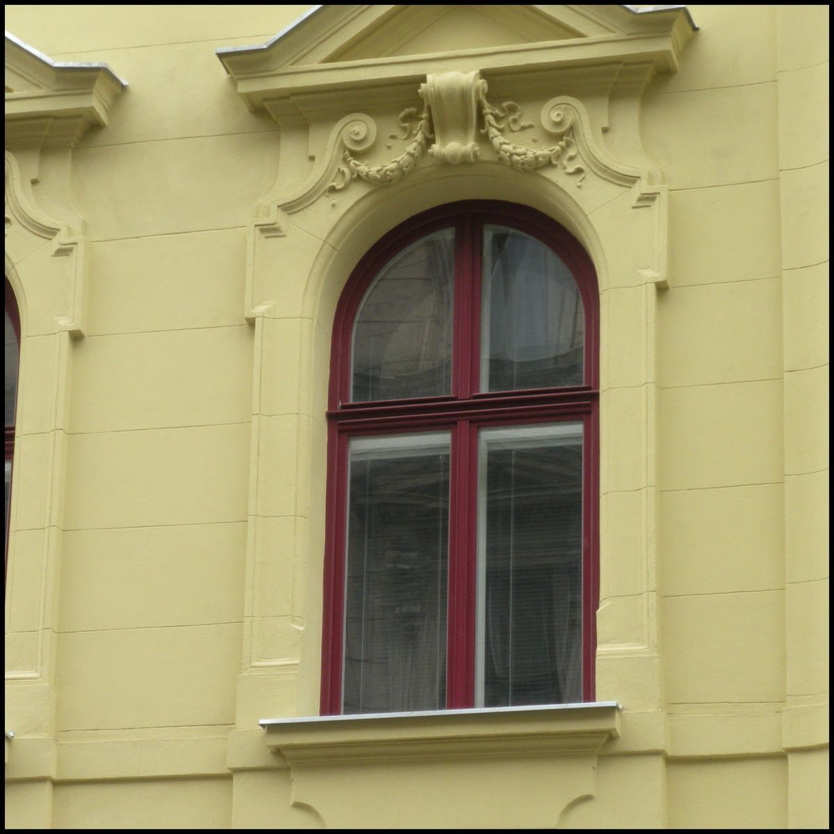 Obloukov kastlov okno vzhledem shodn s pvodnmi okny - je tvoeno eurooknem IV-68 a jednoduchmi vnitnmi kdly