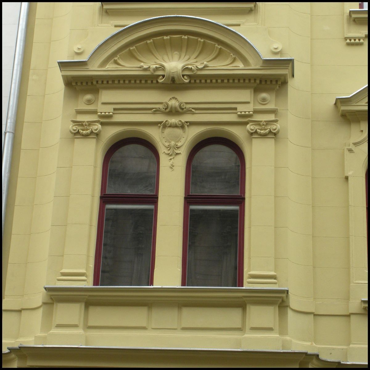 Obloukov kastlov okna eln fasdy vzhledem shodn s pvodnmi okny - jsou tvoen eurookny IV-68 a jednoduchmi vnitnmi kdly