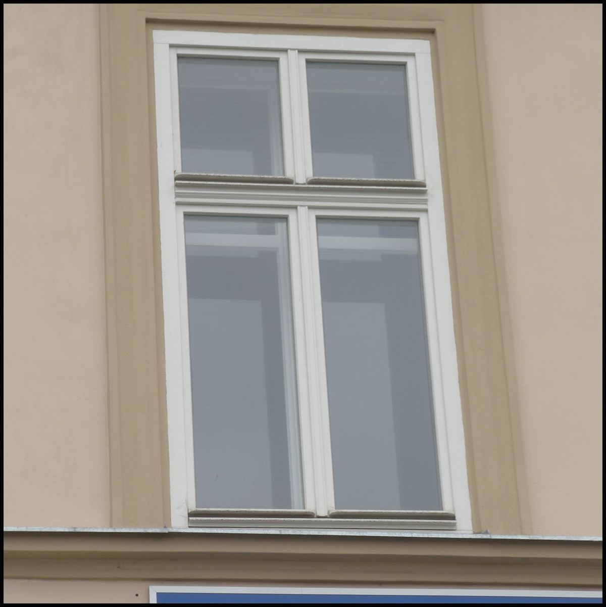 Kastlov okna eln fasdy vzhledem shodn s pvodnmi okny - jsou tvoen eurookny profilu IV-68 a jednoduchmi vnitnmi kdly